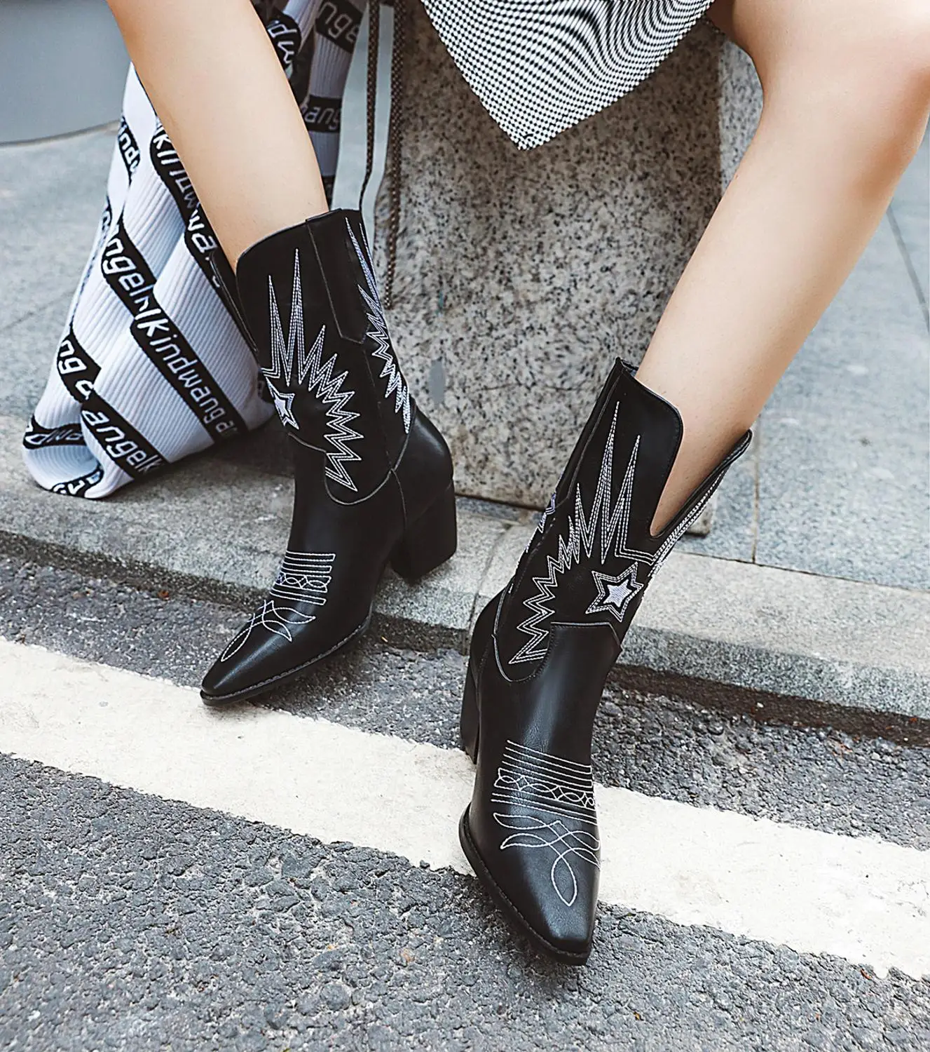 Модные тисненые женские кожаные ботильоны из микрофибры с острым носком