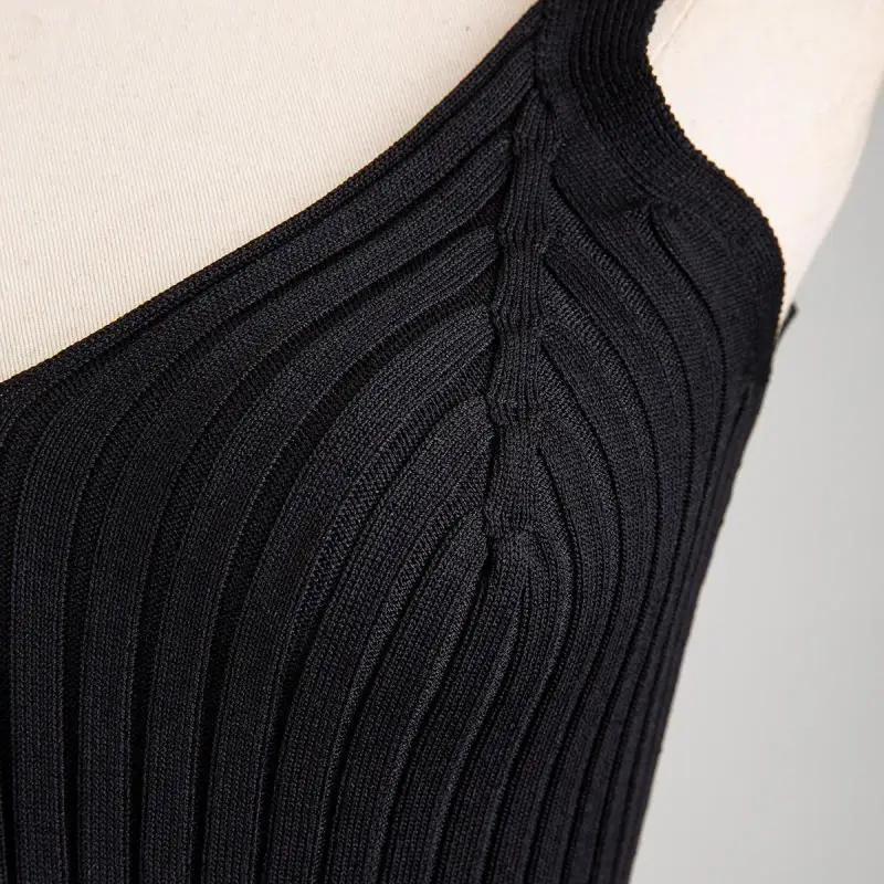 Майка женская трикотажная без рукавов с V-образным вырезом и металлической