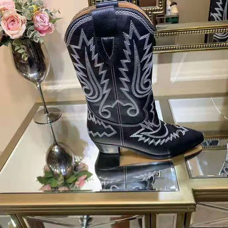 Женские замшевые ботинки с вышивкой MStacchi Бежевые до середины икры на толстом