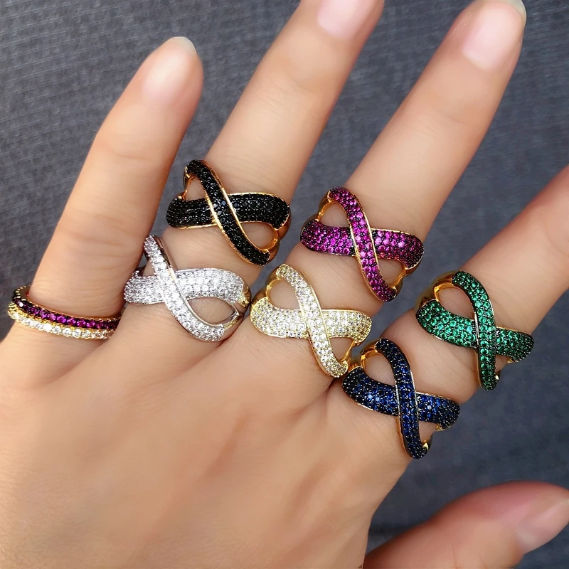 Роскошное кольцо в форме банта с разноцветными вставками из микрофианита