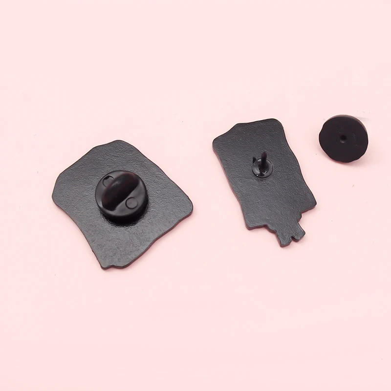 Новогодняя креативная эмалированная брошь в виде пакета крови замороженная