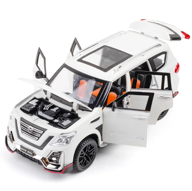Модель автомобиля из сплава Модифицированная в масштабе 1:24 Nissan Щенячий