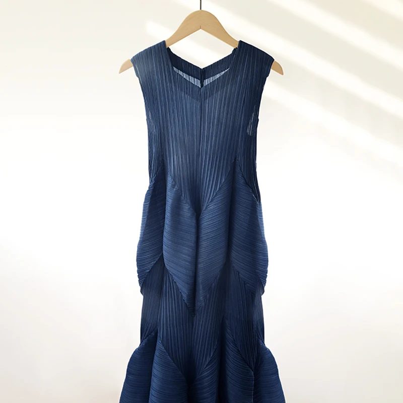 

TWOTWINSTYLE Loose Ruched Maxi Dress For Women V Neck Sleeveless High Waist Casual Summer Dresses Female Fashion New Clothing