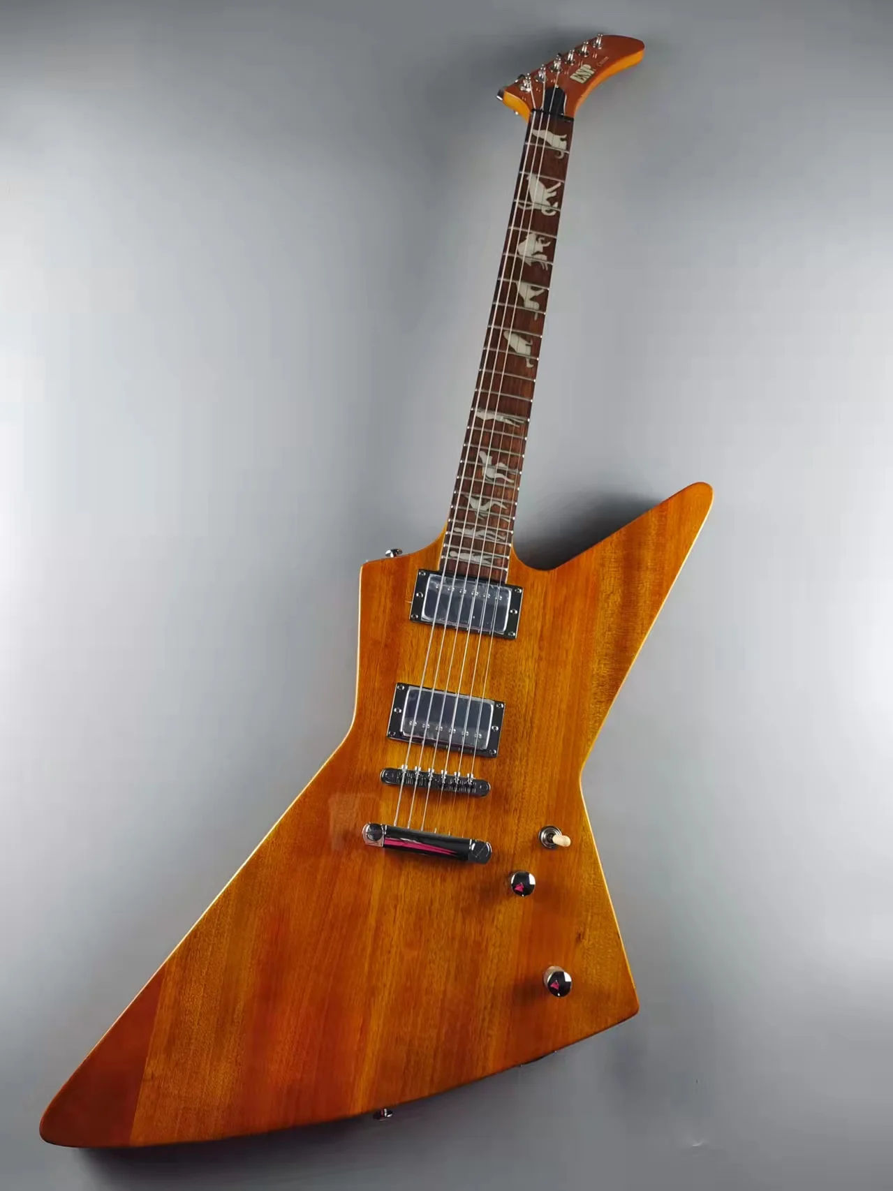 

Качественная электрическая гитара, корпус из красного дерева, фингерборд из розового дерева, естественный цвет дерева, продается искусстве...