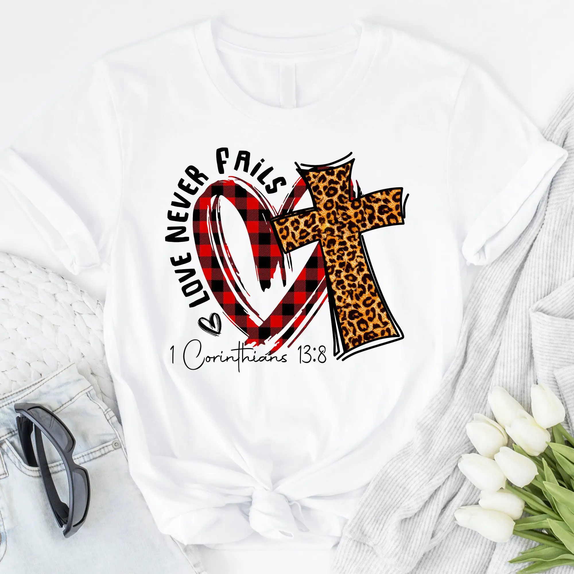 

Футболка с надписью «Love Never Fails 1 Коринтианс»