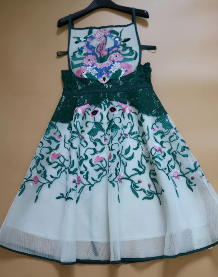 

New United States in the summer of stars shows new high-end women's fashion sexy backless condole embroidered dress