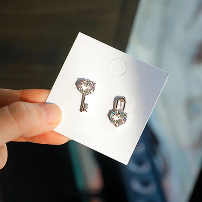 Женские асимметричные серьги с кристаллами в форме сердца замком и ключом