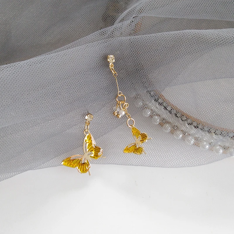 

Earrings Female Retro Long Geometric Pearl Stud Earrings Asymmetric Crystal Fashion Butterfly Golden Earrings Women Trendy Metal