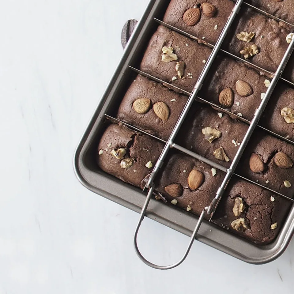 

18 Holes Brooklyn Brownie Copper Nonstick Baking Pan with Built-In Slicer Ensures Perfect Crispy Edges Metal Utensi