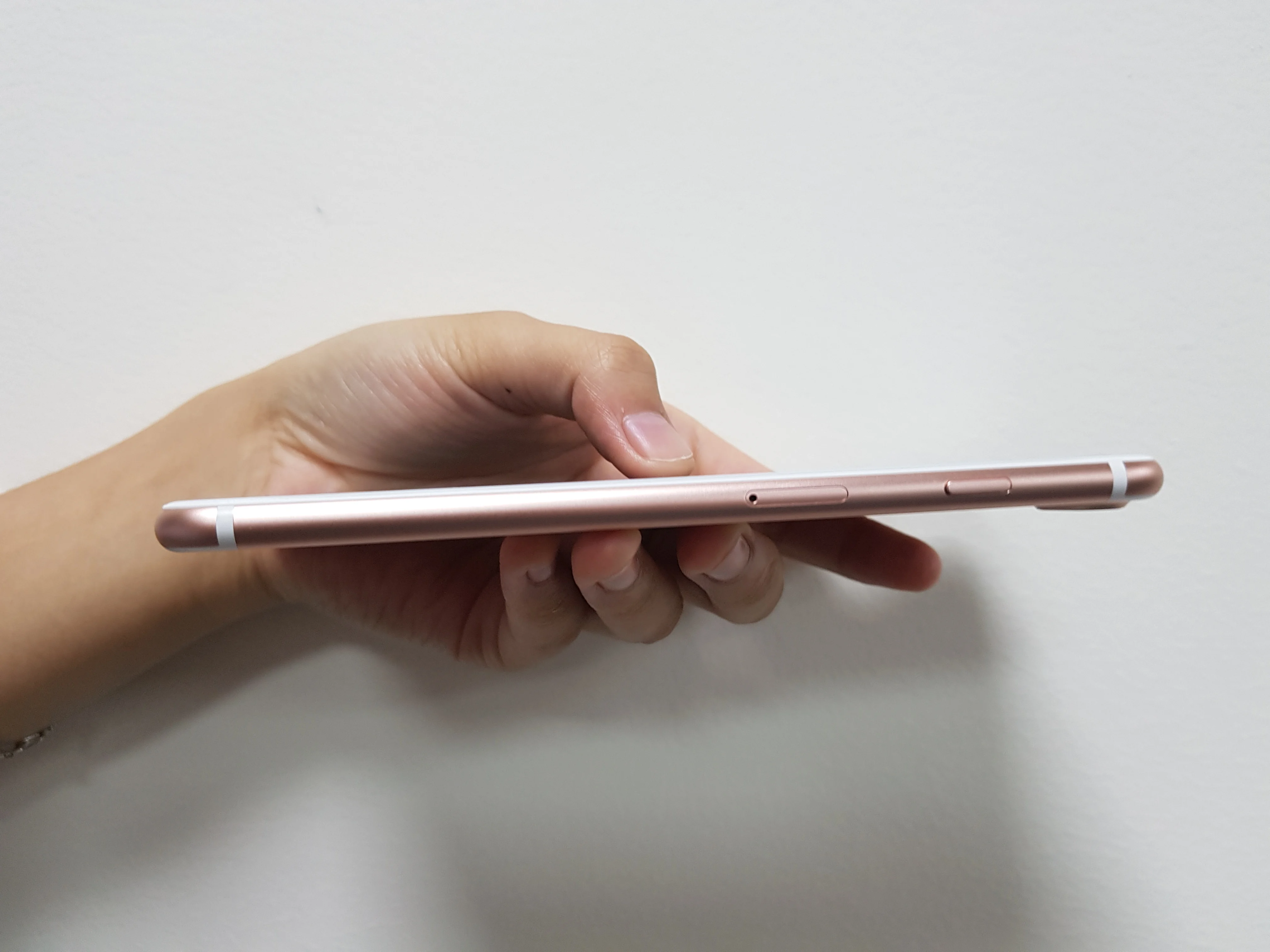 Смартфон Apple iPhone 7 Plus с четырёхъядерным процессором 5 дюймовым дисплеем ОЗУ 3 ГБ
