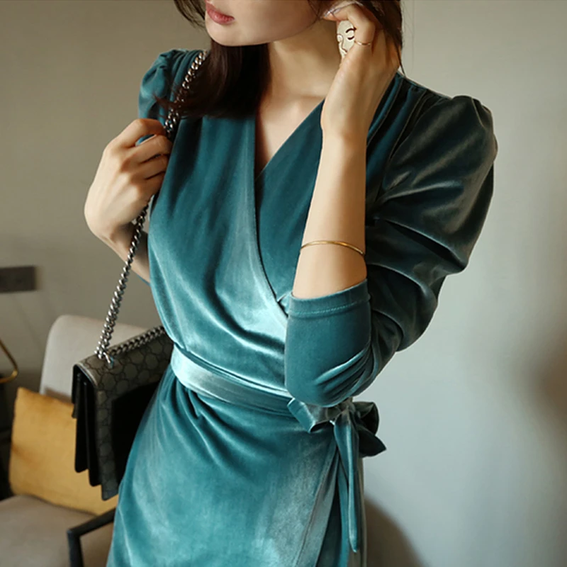 Женское бархатное платье с V-образным вырезом однотонное облегающее вечернее до