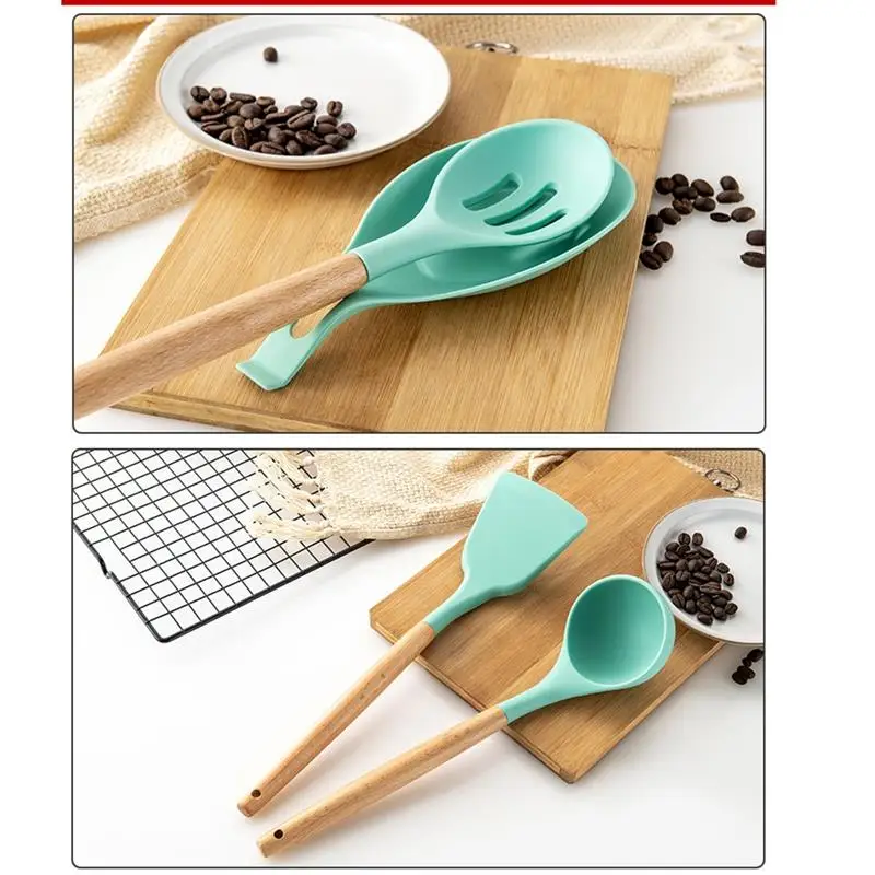 Мятно зеленого цвета кухонная утварь с антипригарным покрытием деревянной