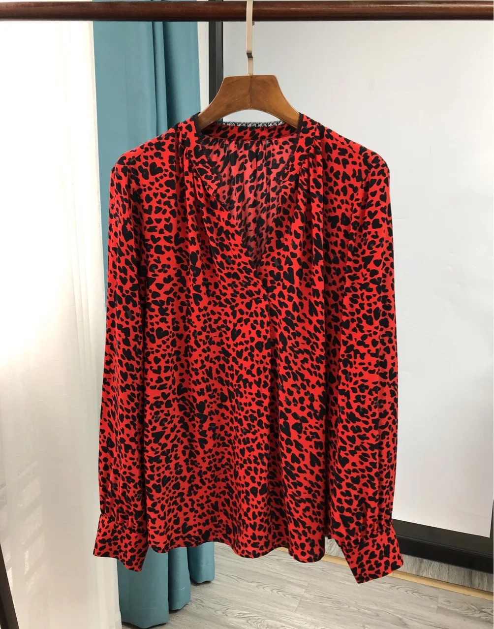 V-Neck Viscose Crepe Top Women Shirt 2021 New Red Leopard Shirt Print Red Tone Is White and Thin