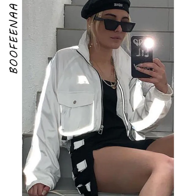 Белая укороченная куртка-бомбер со светоотражающими буквами BOOFEENAA женская