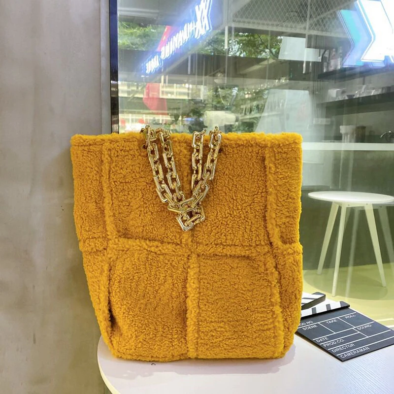 

Winter 2021 New Korean Soft Plush Handbag Coarse Chain Warm Faux Fur Woven Bag Large Shoulder Tote Bag Metal Thick Chain Purses
