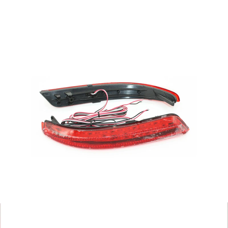 Светодиодные задние фонари-рефлекторы Fluid Style LED Bumper для Nissan Almera Bluebird Sylphy с красным стоп-сигналом и поворотными лампами включены.