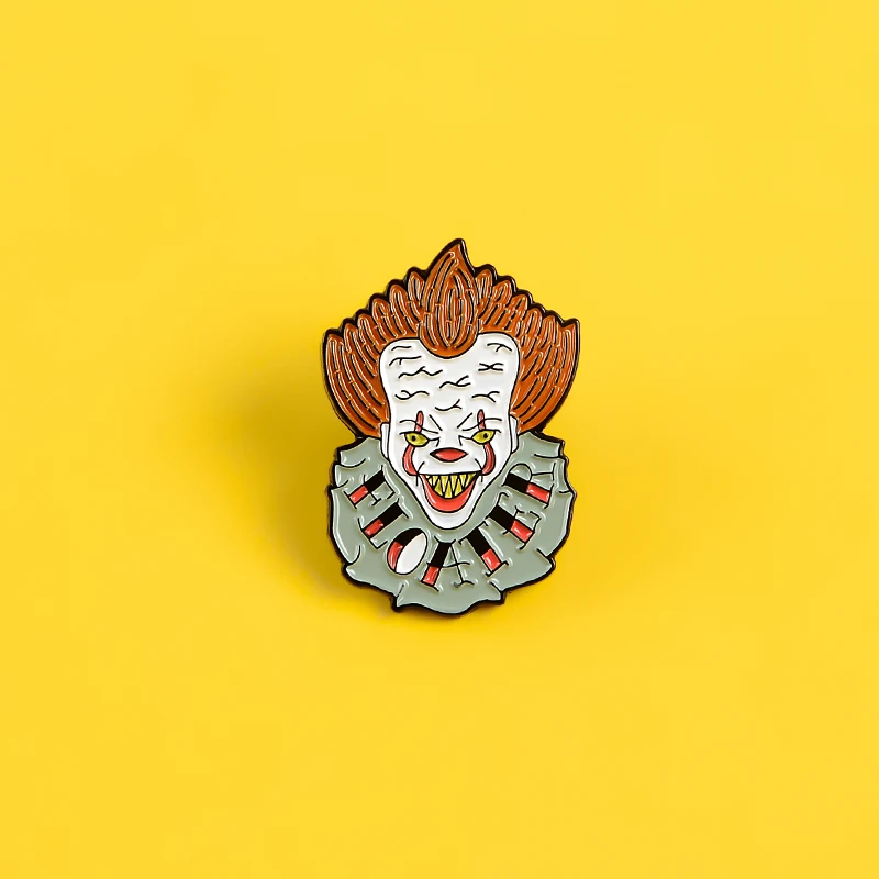 Брошь "Клоун-ужас фильма" с эмалевым покрытием, неряшливыми волосами, желтыми глазами, зубами и потрепанными одеждами, значок на ревер FLOATER рубашки, подарок.