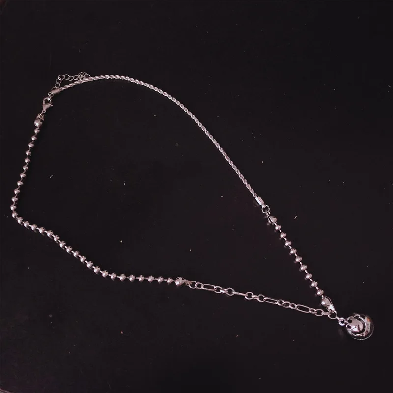 Модное индивидуальное ожерелье со смайликом уличная съемка темпераментная