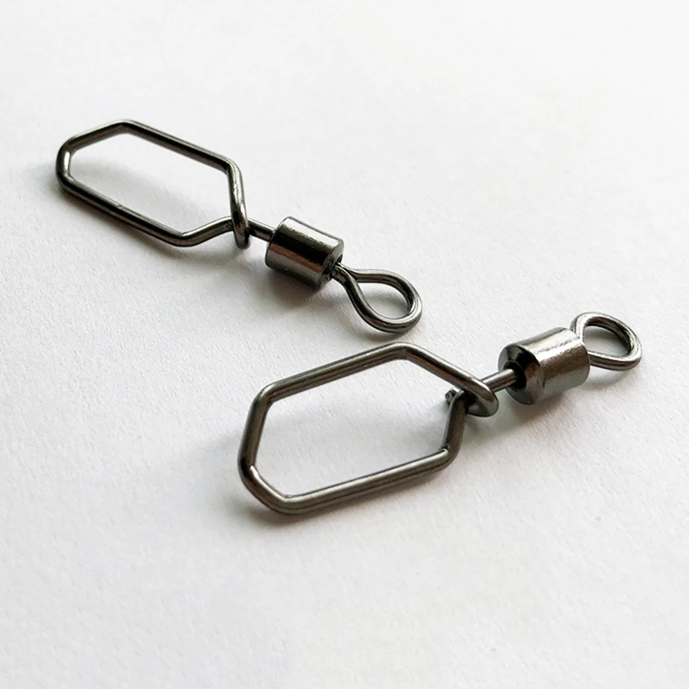 Se unen dos ganchos de metal a una cadena