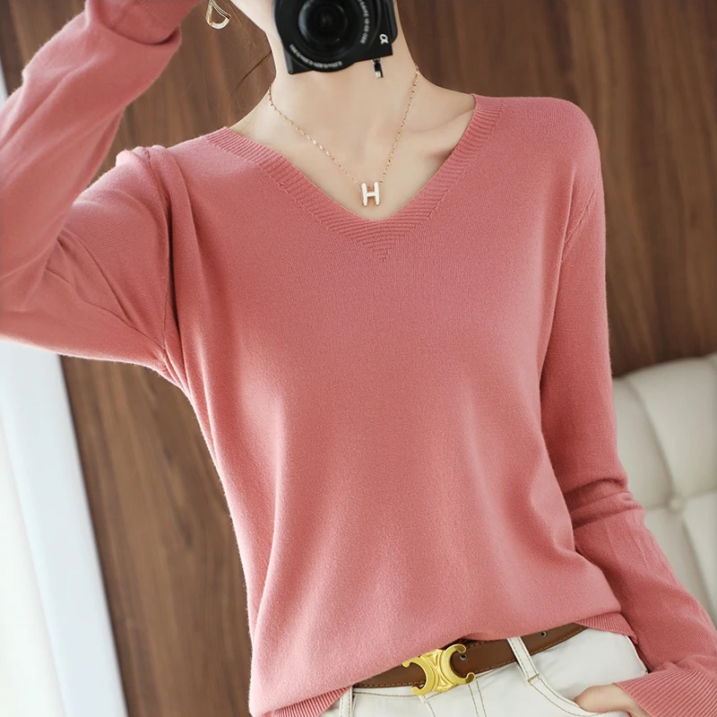 Женский однотонный базовый вязаный пуловер с широким V-образным вырезом