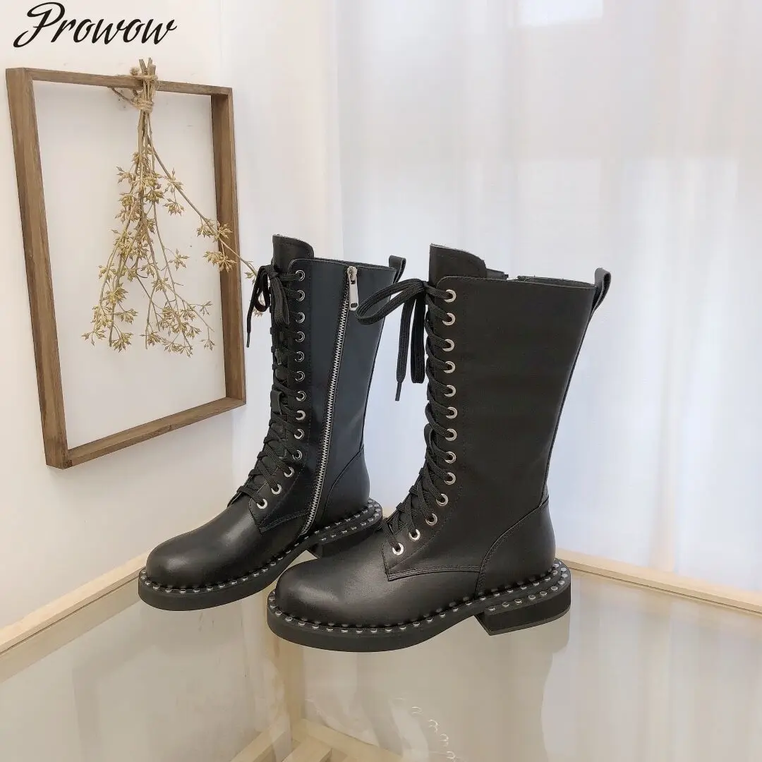 Женские ботинки из натуральной кожи на платформе со шнуровкой и круглым носком |