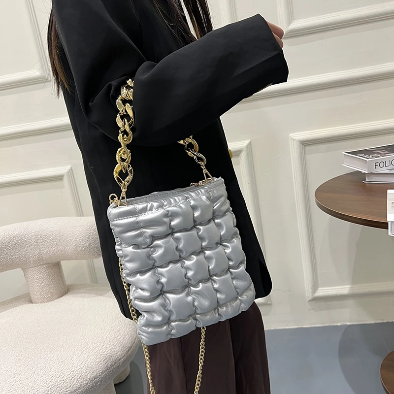 

Стеганая дизайнерская маленькая сумка через плечо из искусственной кожи на толстой цепочке со складками для женщин, зимние модные брендовы...
