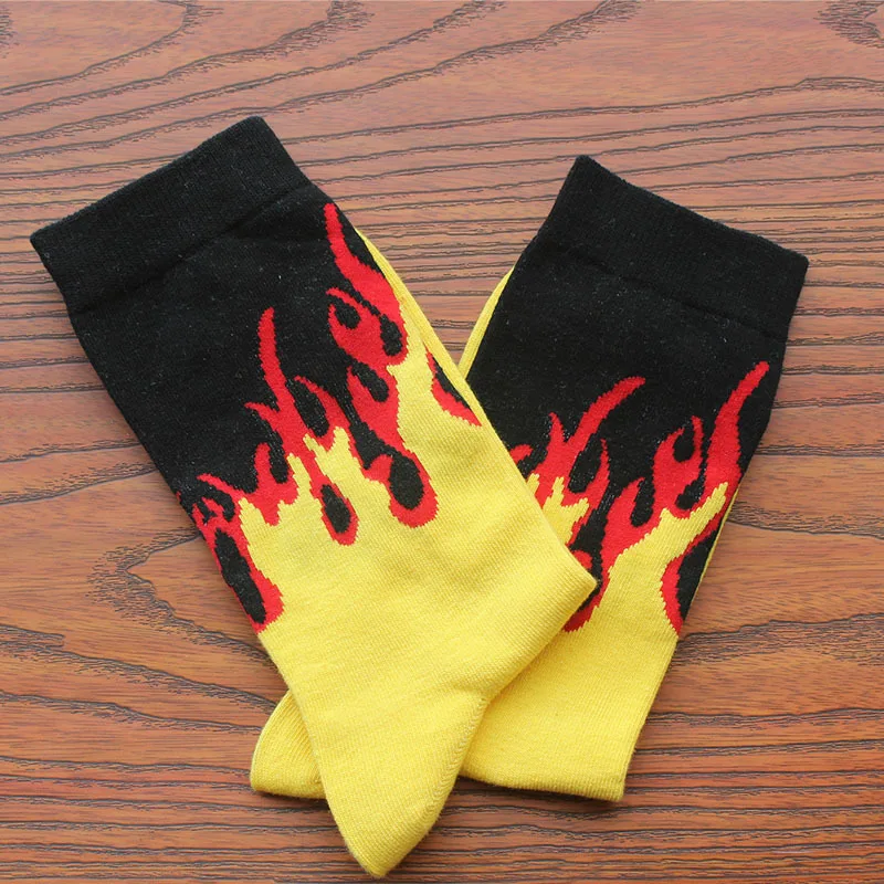 Красные желтые носки с принтом пламени реалистичные мужские классические