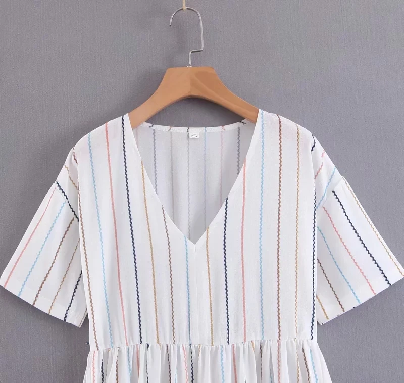 Женское льняное платье средней длины белое винтажное в полоску с v-образным