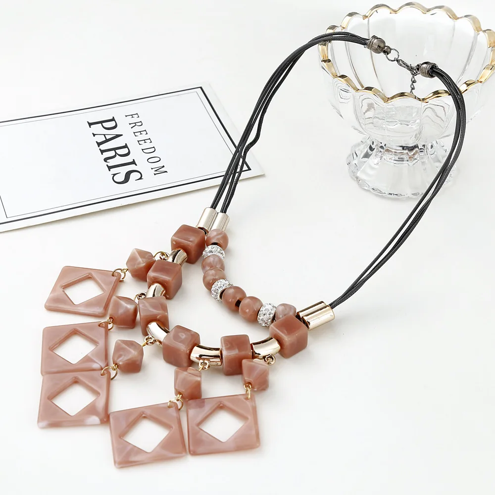 Europese En Amerikaanse Cross-Border Fashion Nieuwe Geometrische Ruit Acryl Plaat Lederen Touw Gevlochten Ketting Vrouwen Europese En Amerikaanse Cross-Border Fashion Nieuwe Geometrische Ruit Acryl Plaat Lederen Touw Gevlochten Ketting Vrouwen