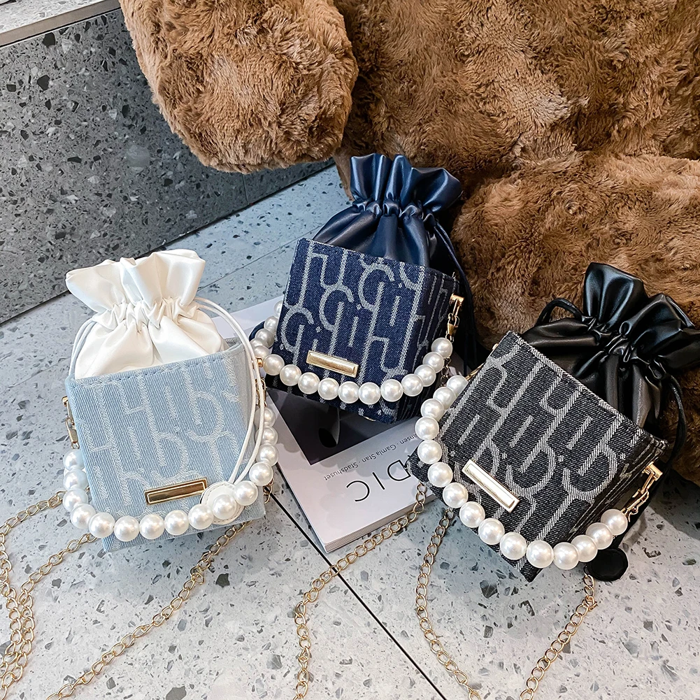 Сумка-мессенджер женская из искусственной кожи квадратная с жемчужной цепочкой |