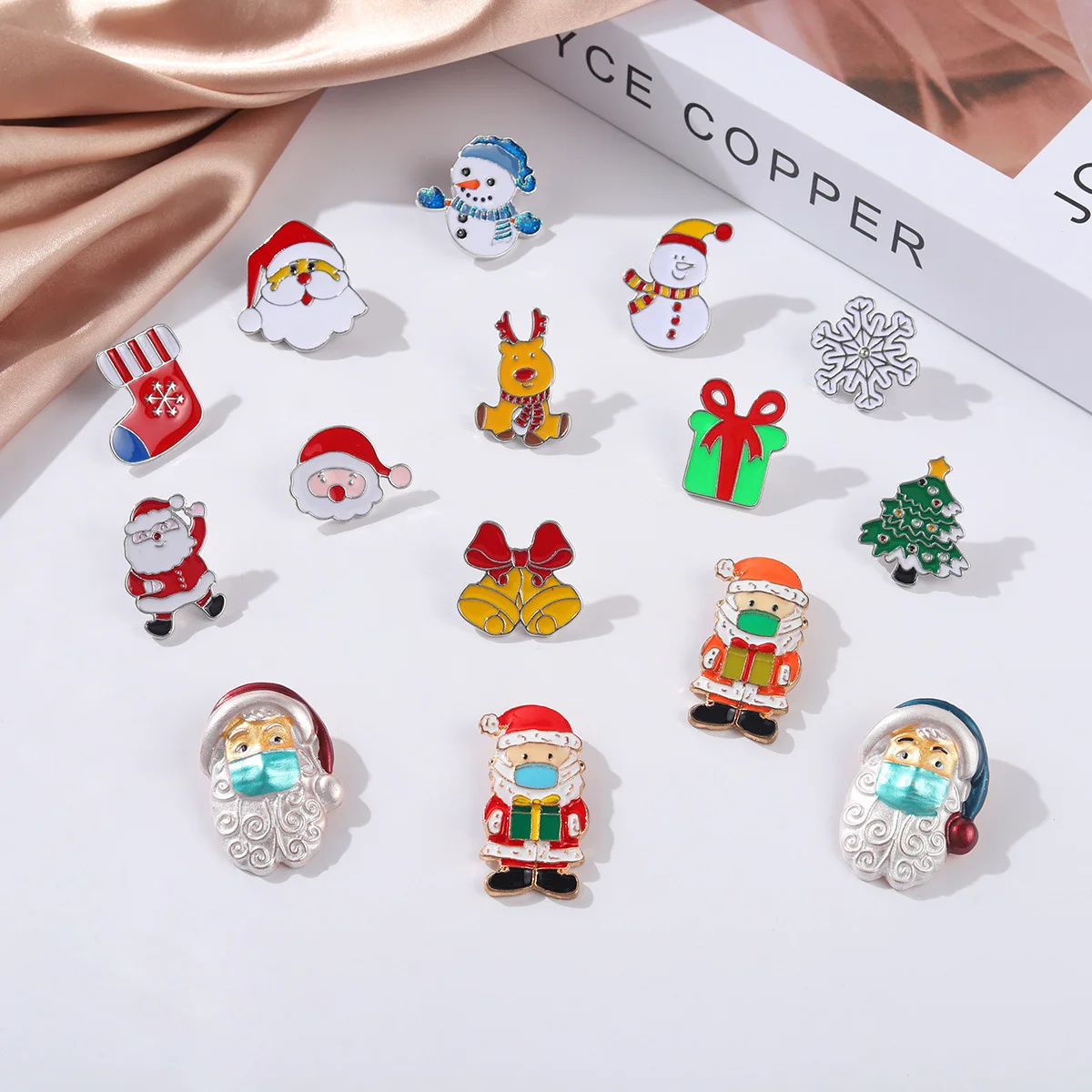 

Fashion Christmas Brooches Santa Claus Hat gloves Bells Socks Snowfake Rhinestone Suit Metal Pins Badges Brooch New Year Gifts