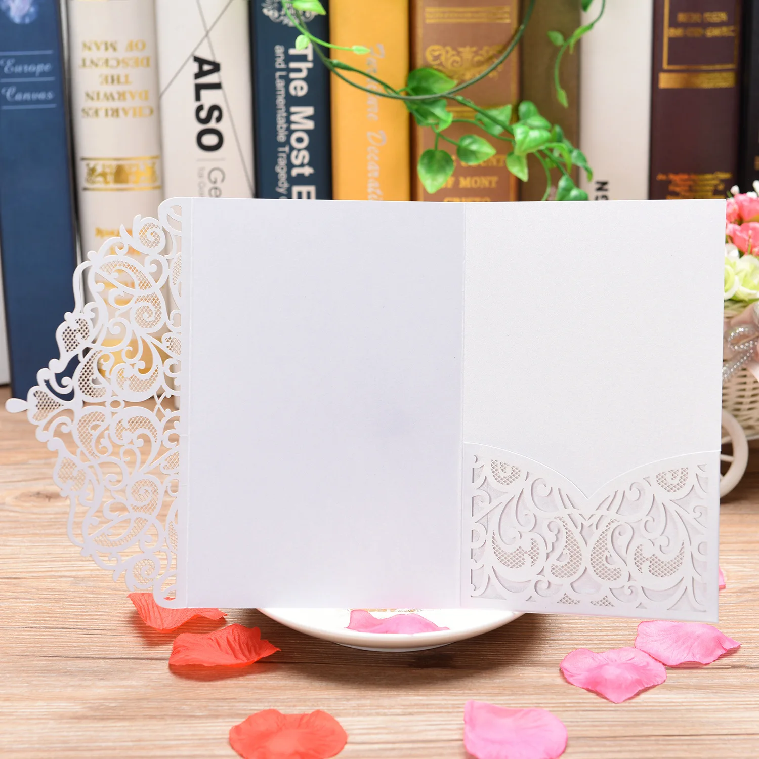 

1pcs Blue Color Elegant Flower Laser Cut Wedding Cards Glitter Shining Invitation Pocket for Wedding with Envelope