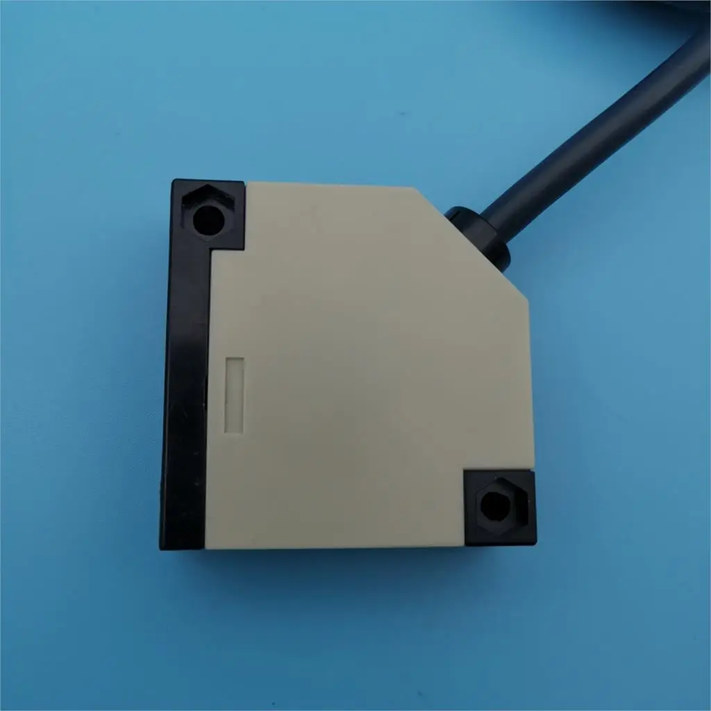 Диффузный фотоэлектрический выключатель датчика E3JK-DS30M1 12-24VDC / 90-250VAC/ 12-240VDC 24-240VAC |