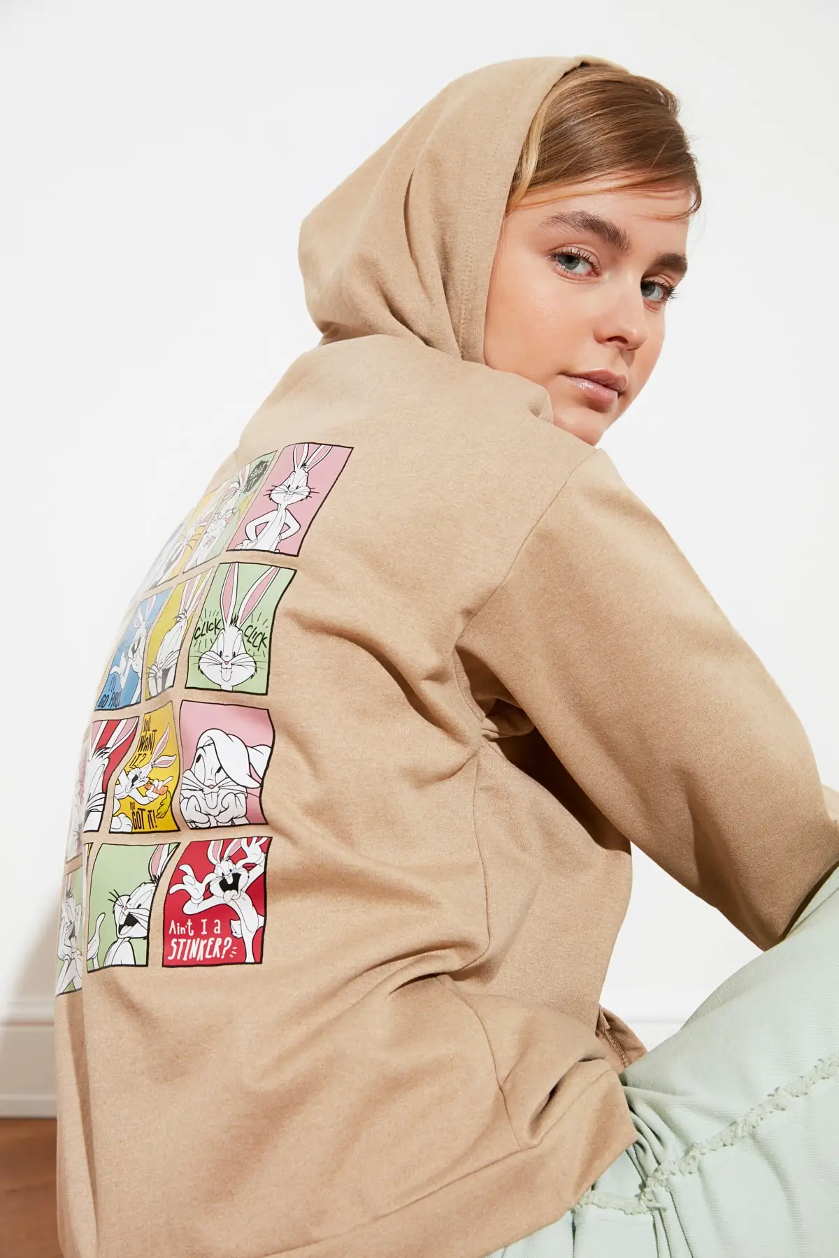 

Trendyol Bugs Bunny Licensed Front and Back Printed Oversize Knitted Sweatshirt TWOAW21SW0217