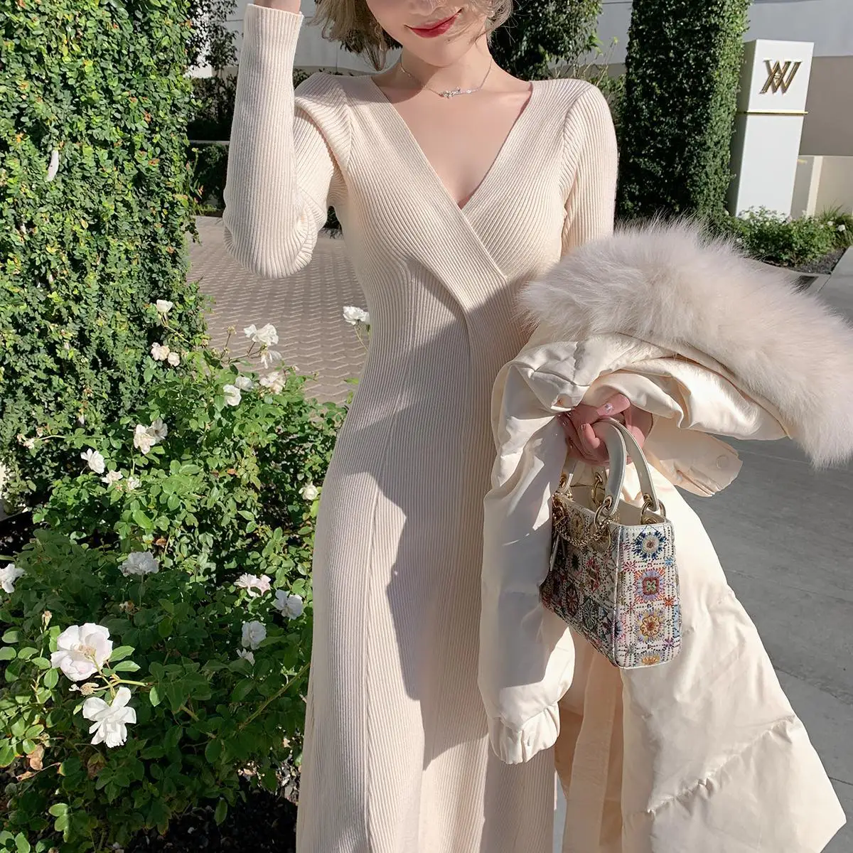 

Платье-Свитер вязаное выше колена, с V-образным вырезом