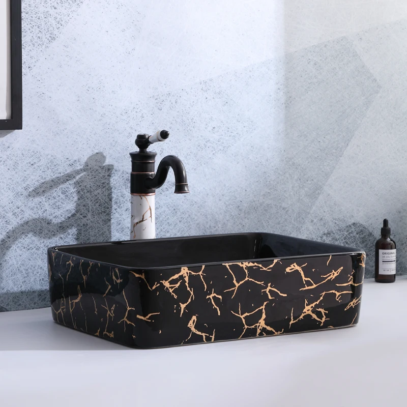 Керамическая раковина черного и золотого цвета прямоугольная для умывальника