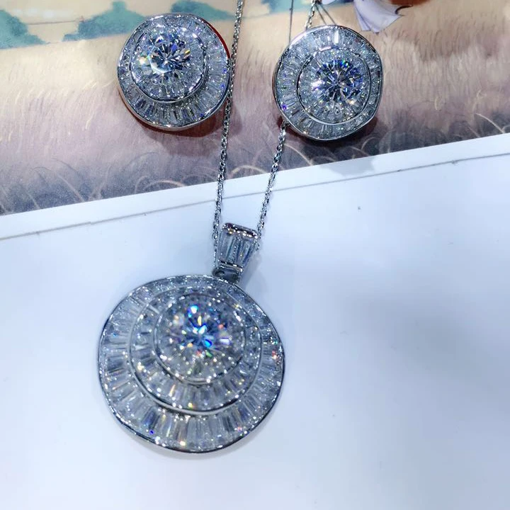 Ожерелье с круглым кулоном микрозакрепкой из фианита | Украшения и аксессуары