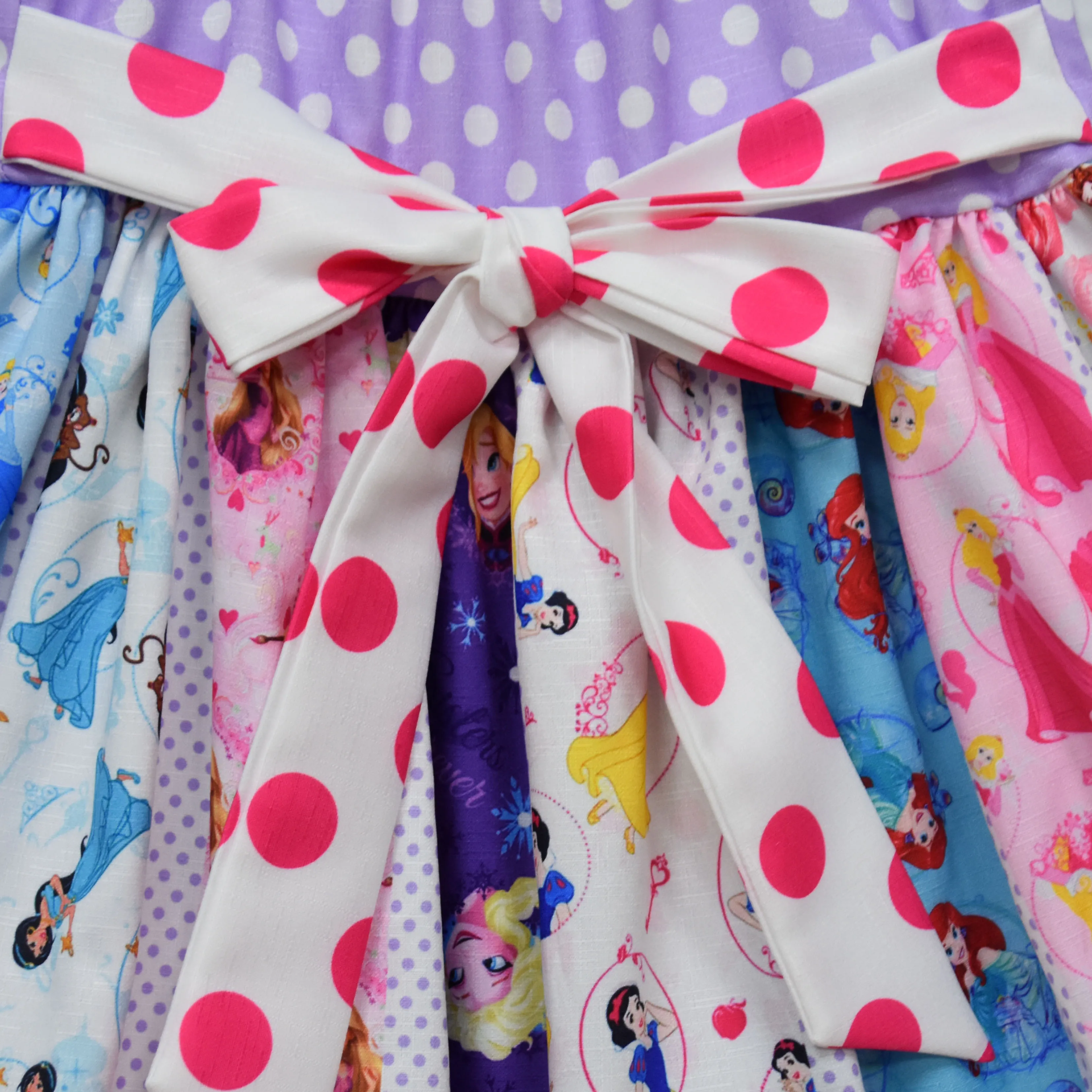 Платье белоснежное без рукавов с мультяшным принтом | Детская одежда и обувь