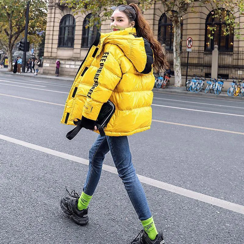 Женский короткий пуховик с капюшоном теплый на белом утином пуху надписью