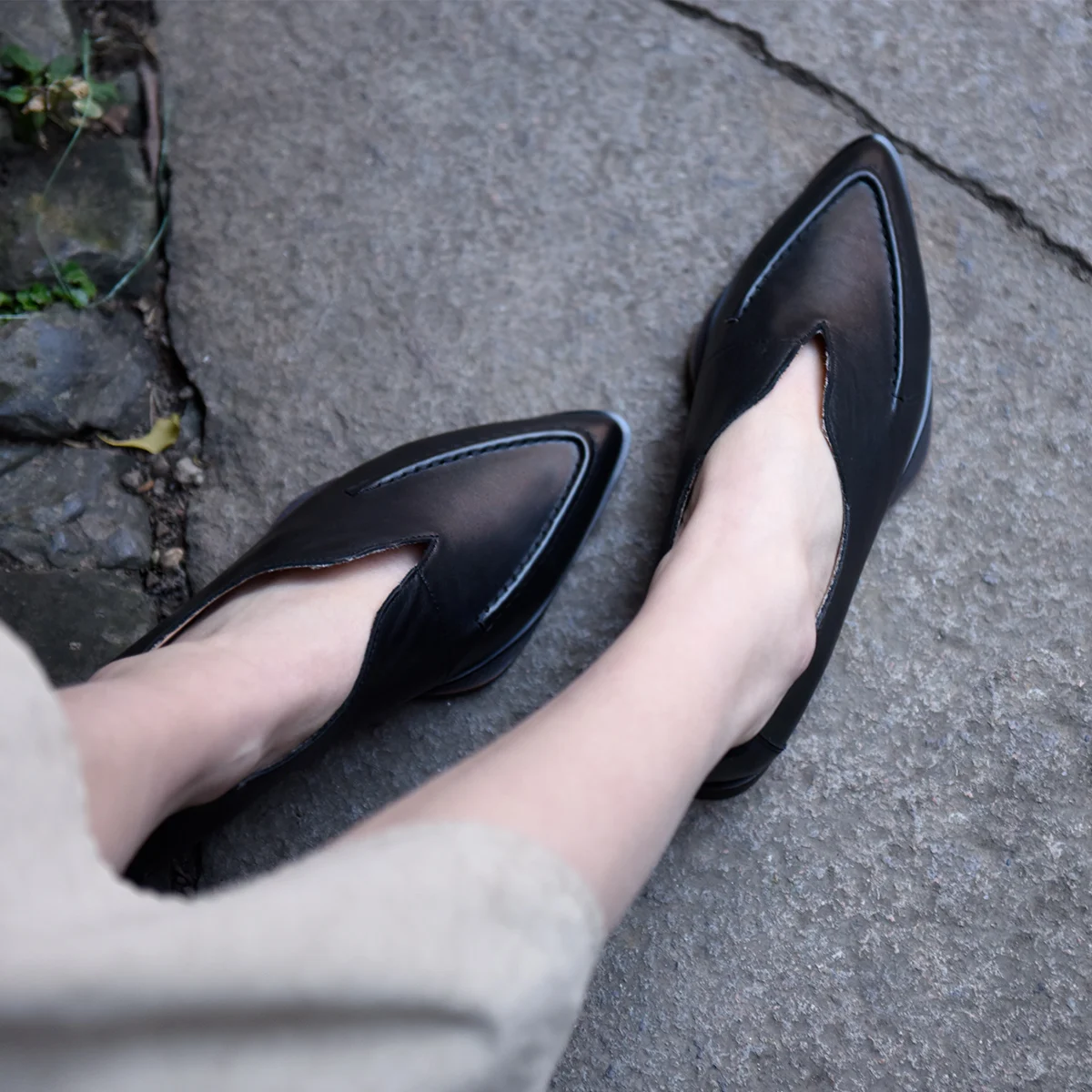 Женские лоферы ручной работы Artmu черные туфли из натуральной кожи с острым носком