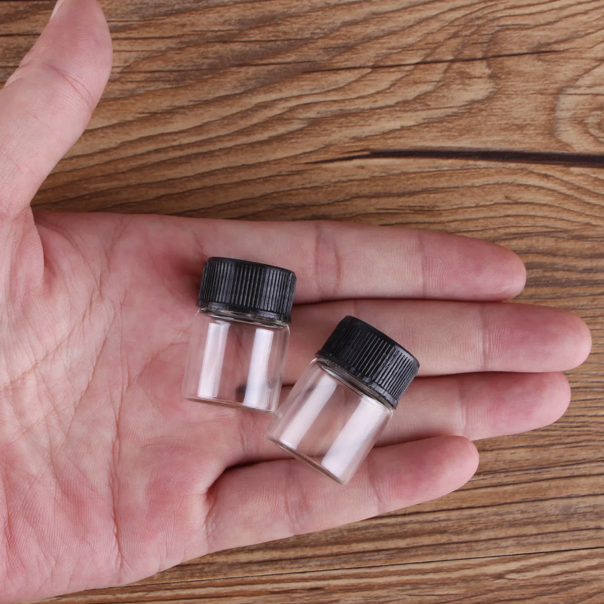 

Lots 100 pieces 5ml Glass Bottles with Black Plastic Caps 22*30mm Spice Jars Perfume Bottles Art Crafts