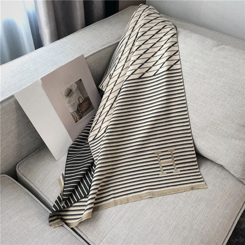 

Fashion Winter Women's Cashmere Scarf Luxury Retro Warm Shawl Scarf Casual Color Warm Striped Blanket