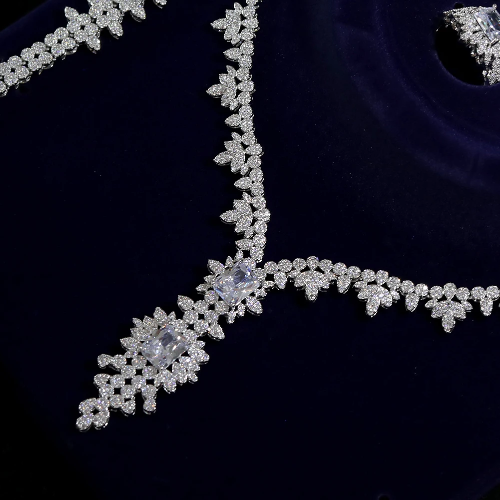 Комплект женских ювелирных изделий из колье и серёг |