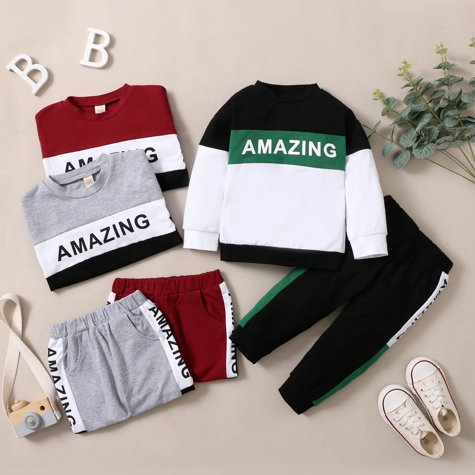 

Футболка с длинным рукавом и круглым вырезом и брюки с карманами