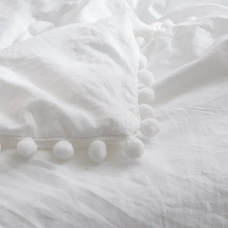 Летнее одеяло однотонное воздушное с маленькими белыми помпонами много цветов