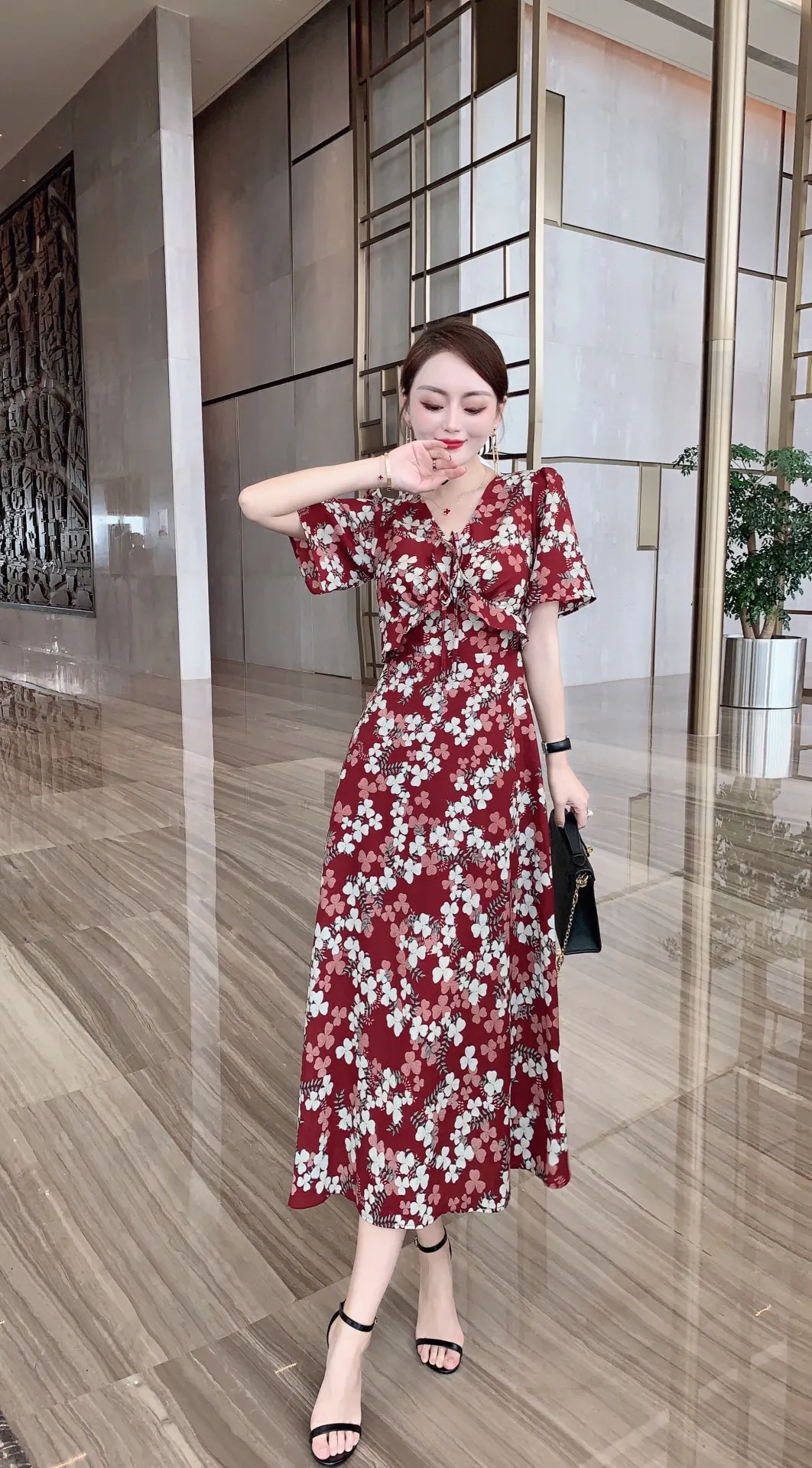

Dress summer fashion new 2021 temperament luxury V-neck temperament side split lotus leaf cover belly show thin