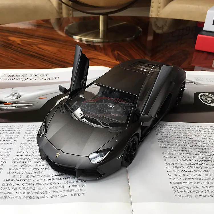 Модель автомобиля из сплава 1/18 коллекция украшений для дома подарок на день