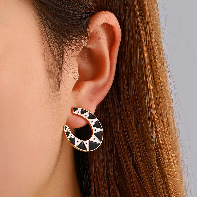 

Retro Style Strange U-Shaped Earrings Hip Hop Creative Black And White Horseshoe Earrings QW74