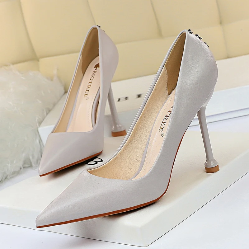 Модные простые туфли в европейском и американском стиле на очень высоком каблуке