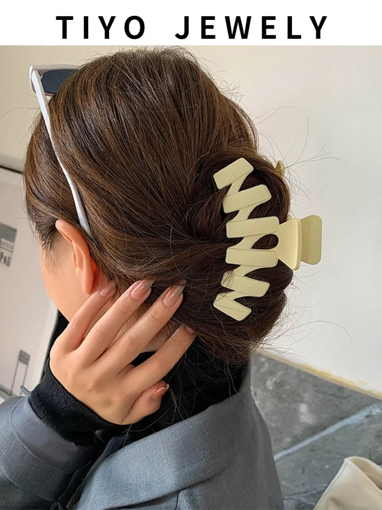 

TIYO Elegant Resin Hair Grab Clip Large Geometric Hair Clip Crab Hair Claws for Women Girl Hair Accessories Hair Style Make